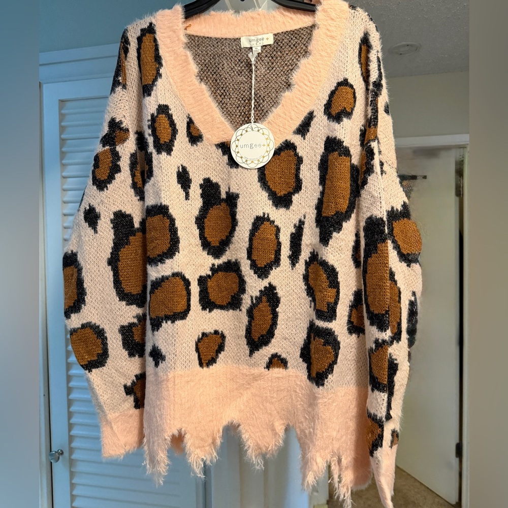Umgee V-Neck Leopard Sweater - Pink and Brown
Gorgeous! NWT